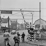 125676 Gezicht op de spoorwegovergang in de Talmalaan te Soest.